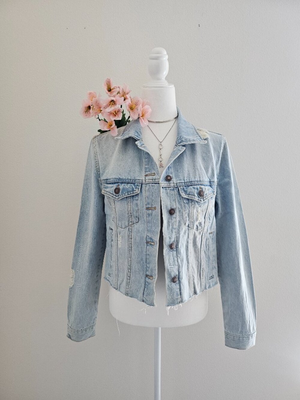 Cropped Floral Sequin Denim Jacket Light Wash NWOT Size M - Picture 2 of 13